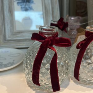 FACETED VASE WITH BOW